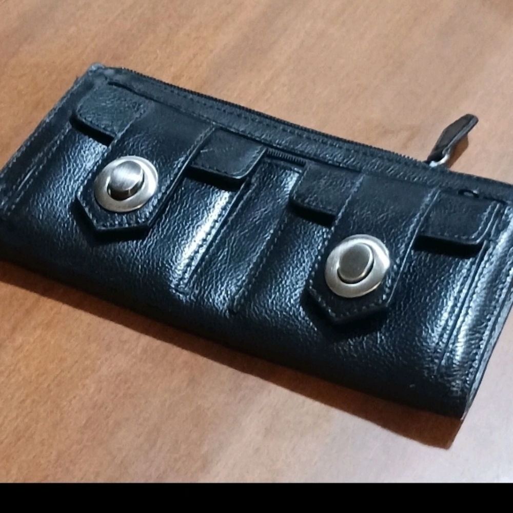 Kenneth Cole Wallet Womans Black leather Turn Lock Pockets 8x4